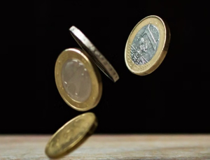 Στα 14.998 ευρώ ο μέσος ετήσιος πραγματικός μισθός το 2025 - Χαμηλότερος 31% σε σχέση με το 2009
