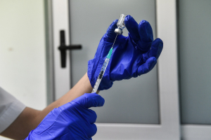 Η Pfizer ξεκινά κλινικές δοκιμές για εμβόλιο κατά της μετάλλαξης Όμικρον