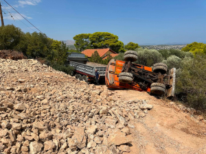Παρ' ολίγον τραγωδία στην Αρτέμιδα – Ανατράπηκε σκαπτικό μηχάνημα (εικόνες)
