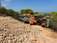 Παρ' ολίγον τραγωδία στην Αρτέμιδα – Ανατράπηκε σκαπτικό μηχάνημα (εικόνες)