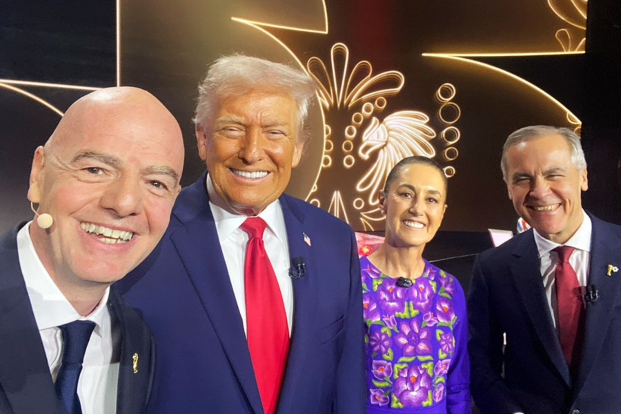 Η σέλφι του Ινφαντίνο με Τραμπ, Κάρνι και Σέινμπαουμ στην κλήρωση του Μουντιάλ (Εικόνα)