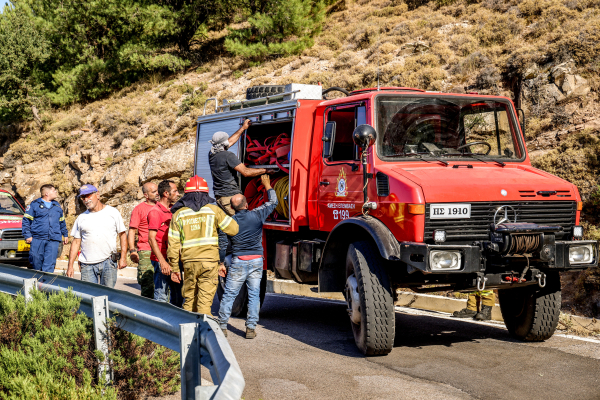 Φωτιά στη Χίο: Οι ανοιχτές δομές όλη τη νύχτα για τη φιλοξενία κατοίκων