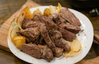 Αρνάκι φούρνου με θυμάρι και κεφαλοτύρι στη λαδόκολλα