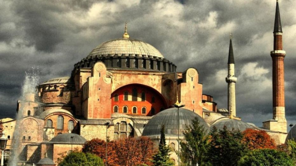 Υπουργείο Εξωτερικών για τον βανδαλισμό της Αυτοκρατορικής Πύλης της Αγίας Σοφίας: Αποτροπιασμός και λύπη