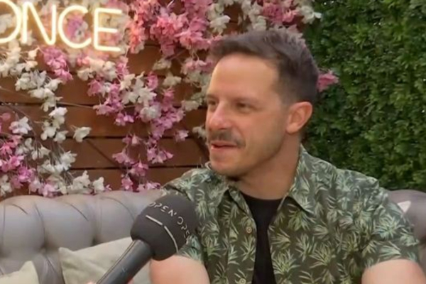 Δημήτρης Μακαλιάς: «Θα ήθελα να συνεργάζομαι με την Μπέττυ Μαγγίρα σε ό,τι κάνει» (Βίντεο)