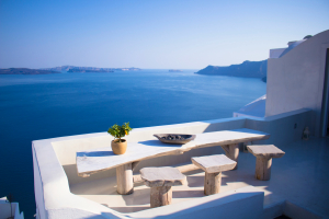 Ξεκινούν οι έλεγχοι σε 1.500 καταλύματα Airbnb