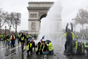 Σκηνές χάους στο Παρίσι με τα «Κίτρινα Γιλέκα» - Εκτακτη σύσκεψη συγκαλεί ο Μακρόν μετά τα επεισόδια (vid)