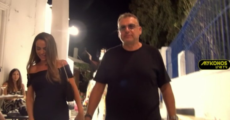 Γιώργος Λιάγκας: Στα σοκάκια της Μυκόνου μαζί με την Αντωνά (βίντεο)