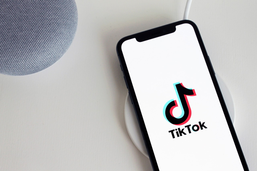 Η Κομισιόν ζητά από το TikTok να αλλάξει τον εθιστικό σχεδιασμό του - «Φρένο στο ατελείωτο σκρόλινγκ»