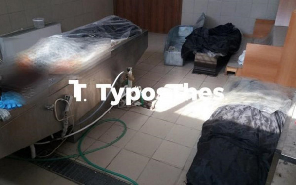 Απίστευτες εικόνες από το νεκροτομείο Διαβατών: Νεκροί σαπίζουν έξω από τα ψυγεία (pics)