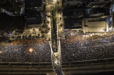 «Παρανάλωμα του πυρός» στο Ισραήλ, χιλιάδες διαδηλωτές «απαντούν» με φωτιές στον Νετανιάχου