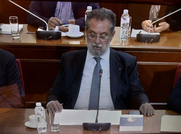 Με βιβλίο Τσίπρα ο Παναγιωτόπουλος στη Βουλή