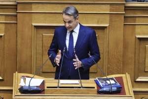 Προϋπολογισμός: Τα «καρφιά» Μητσοτάκη σε Σαμαρά, Καραμανλή και Τσίπρα και η βόλτα με το Μετρό