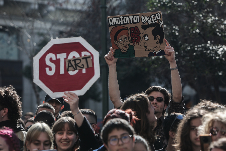 Συνεχίζουν τις κινητοποιήσεις οι καλλιτέχνες- «Δεν είμαστε 2 ολόκληρους μήνες στον δρόμο για 179 ευρώ»
