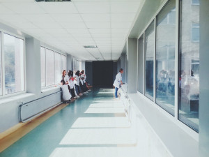 Παρατείνονται οι συμβάσεις των εργαζομένων σε προνοιακούς φορείς