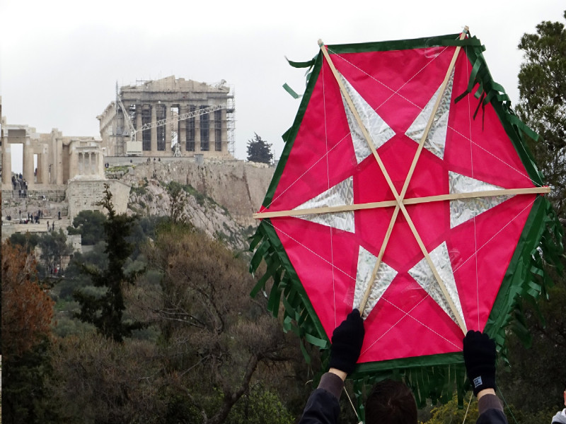 Καθαρά Δευτέρα: Πέταγμα χαρταετού σε γειτονιές, τι μήνυμα στέλνουμε στο 13033, τι ισχύει για μετακινήσεις και ποια καταστήματα παραμένουν ανοιχτά