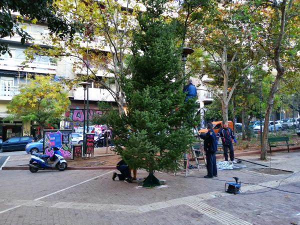 Πλατεία Εξαρχείων: 'Αγνωστος προσπάθησε να κάψει το χριστουγεννιάτικο δέντρο
