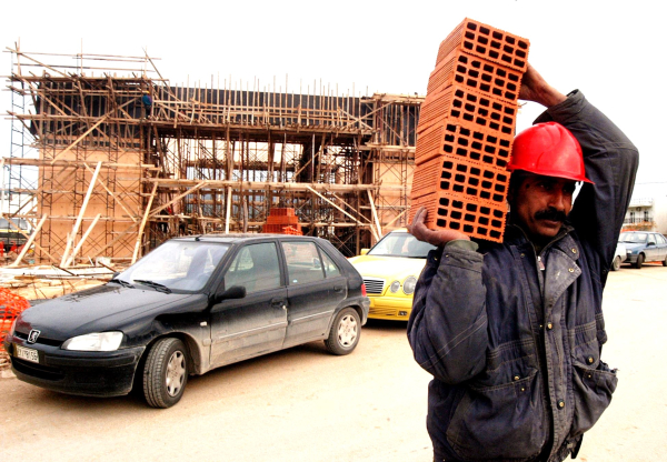 Αργά αλλά σταθερά «σκαρφαλώνουν» στα ύψη τα οικοδομικά υλικά