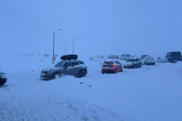 Χιονοδρομικό Φαλακρού: Εγκλωβισμένοι τουλάχιστον 100 επισκέπτες - Ανάμεσά τους και παιδιά