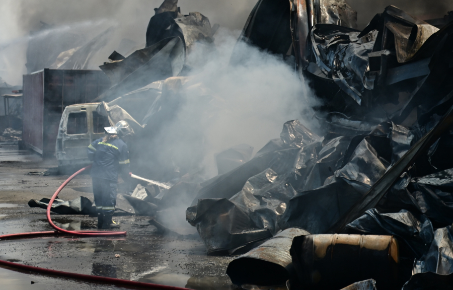 Φωτιά σε εργοστάσιο πλαστικών στην Εύβοια: Νέες εικόνες - Γιατί εξαπλώθηκε τόσο γρήγορα