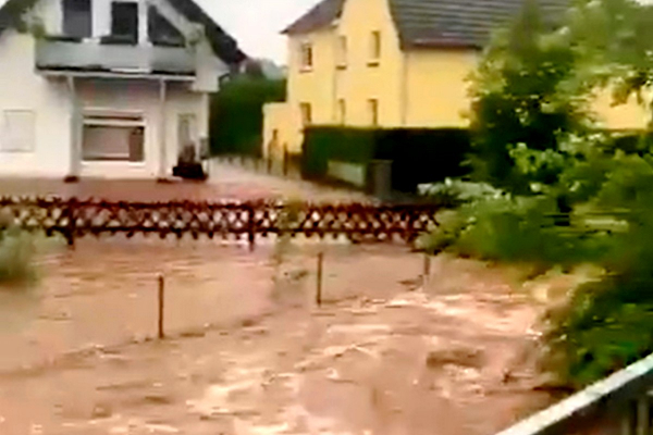 Ακραία καιρικά φαινόμενα στην Ευρώπη: 30 αγνοούμενοι στη Γερμανία, «καίγεται» η Μόσχα (βίντεο)