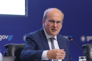 Χατζηδάκης: Ο κ. Τσίπρας που σηκώνει το «μπαϊράκι» της εντιμότητας, οφείλει συγκεκριμένες απαντήσεις