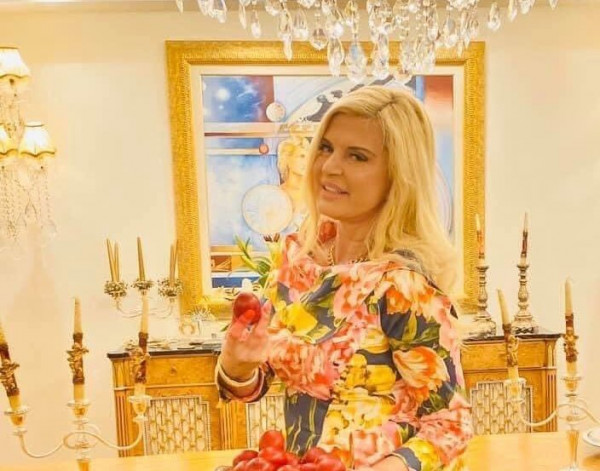 Τα πασχαλινά αυγά της Μαρίνας Πατούλη και η «μπηχτή» για τα χρυσά έπιπλα (pic)