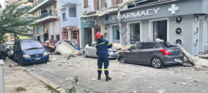 Λαύριο: Κατέρρευσε μπαλκόνι - Οι πρώτες εικόνες