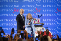 Αντιδράσεις για τα «μπράβο» της Τζιλ στον Τζο Μπάιντεν: «Τρομακτικό, του μιλάει σαν νήπιο»