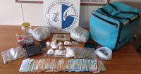 Τους έπιασαν με δύο κιλά κοκαΐνης στην Καλλιθέα, ο ένας τη μοίραζε σαν... ντελιβεράς