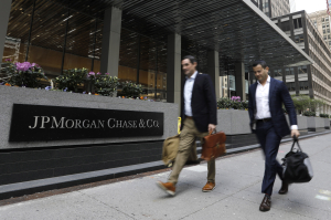 Οι ταχυμεταφορές φαρμάκων, ο τραπεζίτης – αποταμιευτής και το σχέδιο της JP Morgan για την Viva Bank