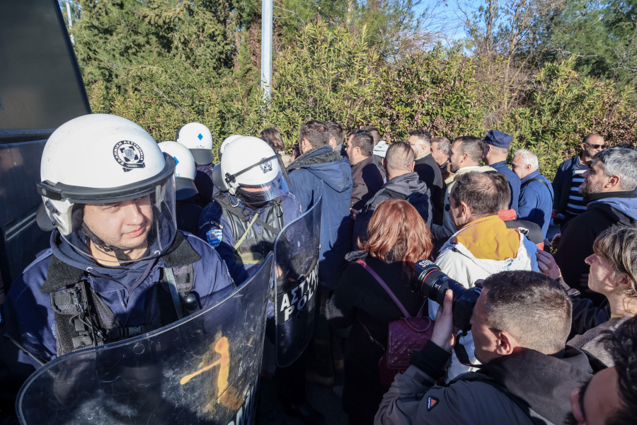 ΕΛ.ΑΣ: Αγρότες στην Καρδίτσα επιτέθηκαν και τραυμάτισαν αστυνομικό - Η ανακοίνωση της αστυνομίας