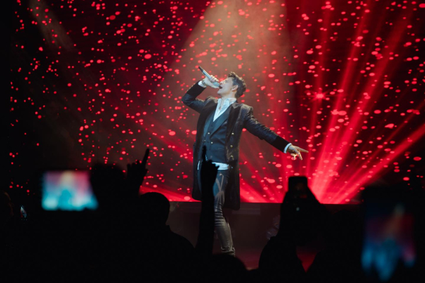 Σάκης Ρουβάς: Ποζάρει στο χριστουγεννιάτικο δέντρο του σπιτιού του και στέλνει μήνυμα αγάπης