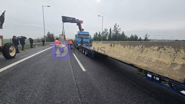 Οι αγρότες ανοίγουν τους δρόμους, η τροχαία τους κλείνει με τσιμεντένια στηθαία