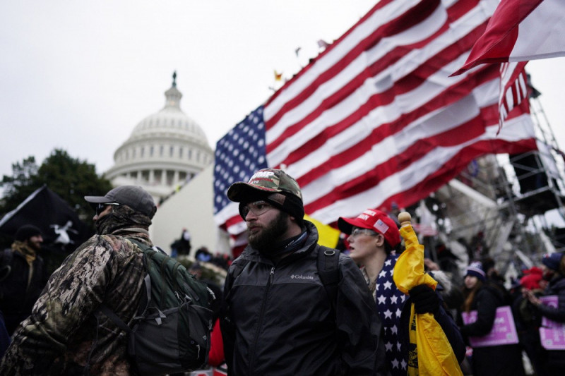 Βαθιά διχασμένες οι ΗΠΑ: Ενας στους πέντε Αμερικάνους τάσσεται υπέρ της εισβολής στο Καπιτώλιο