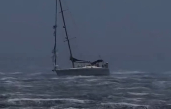 Τήνος: «Μάχη» με τα κύματα δίνει ιστιοφόρο προσπαθώντας να προσεγγίσει το λιμάνι (βίντεο)