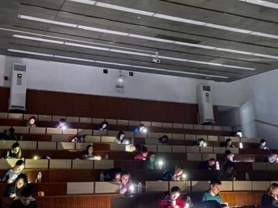 ΕΚΠΑ: Έδωσαν εξετάσεις με το φως των κινητών γιατί έπεσε το ρεύμα (φωτο)