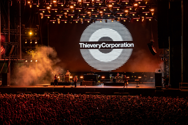 Οι Thievery Corporation έστησαν ένα μεγάλο καλοκαιρινό πάρτι στο Release Athens