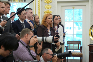 CNN, MS NOW και Politico προσφεύγουν κατά της κυβέρνησης Τραμπ για τον αποκλεισμό τους από τον Λευκό Οίκο