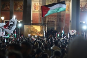 «Λευτεριά στην Παλαιστίνη»: Ολονύκτια διαμαρτυρία φοιτητών στα Προπύλαια