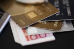 Υποχρεωτικά τα POS για 400.000 επιχειρήσεις και ελεύθερους επαγγελματίες μέχρι 30 Ιουνίου