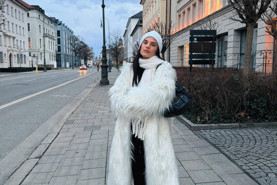 Με κόκκινα μαλλιά η Χριστίνα Μπόμπα στο Instagram (Φωτογραφίες)