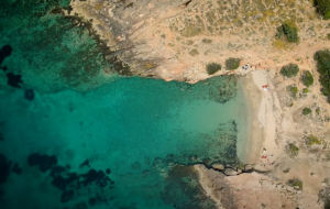 Η εξωτική παραλία της Ανατολικής Αττικής που θυμίζει τροπικό νησί