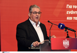 Ο Δημήτρης Κουτσούμπας σε συναυλία του ΚΚΕ αφιερωμένη στον Μάνο Χατζιδάκι