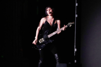 Η Lady Gaga «έφαγε» τούμπα σε συναυλία, αλλά δεν πτοήθηκε (Βίντεο)