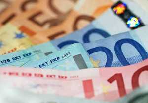 Αυξήθηκαν κατά 1,3 δισ. ευρώ οι καταθέσεις στις ελληνικές τράπεζες τον Αύγουστο