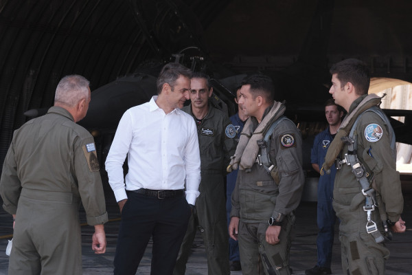 Επίσκεψη Μητσοτάκη στην 115 Πτέρυγα Μάχης στη Σούδα - Μήνυμα στις Ένοπλες Δυνάμεις