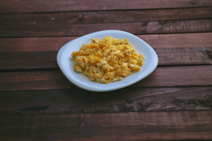 Scrambled Eggs ή ψωμί με φυστικοβούτυρο: Ποιο πρωινό είναι καλύτερο για το σάκχαρο σας;