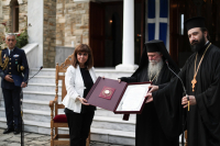 Το χρυσό μετάλλιο του Αποστόλου Παύλου απένειμε στην Πρόεδρο της Δημοκρατίας η τοπική εκκλησία των Φιλίππων