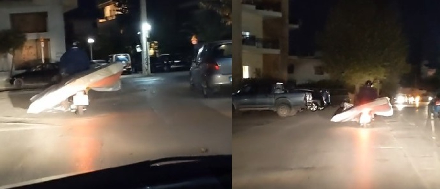 Επικό βίντεο: Απερίσκεπτος οδηγός μεταφέρει διπλό στρώμα με το μηχανάκι του